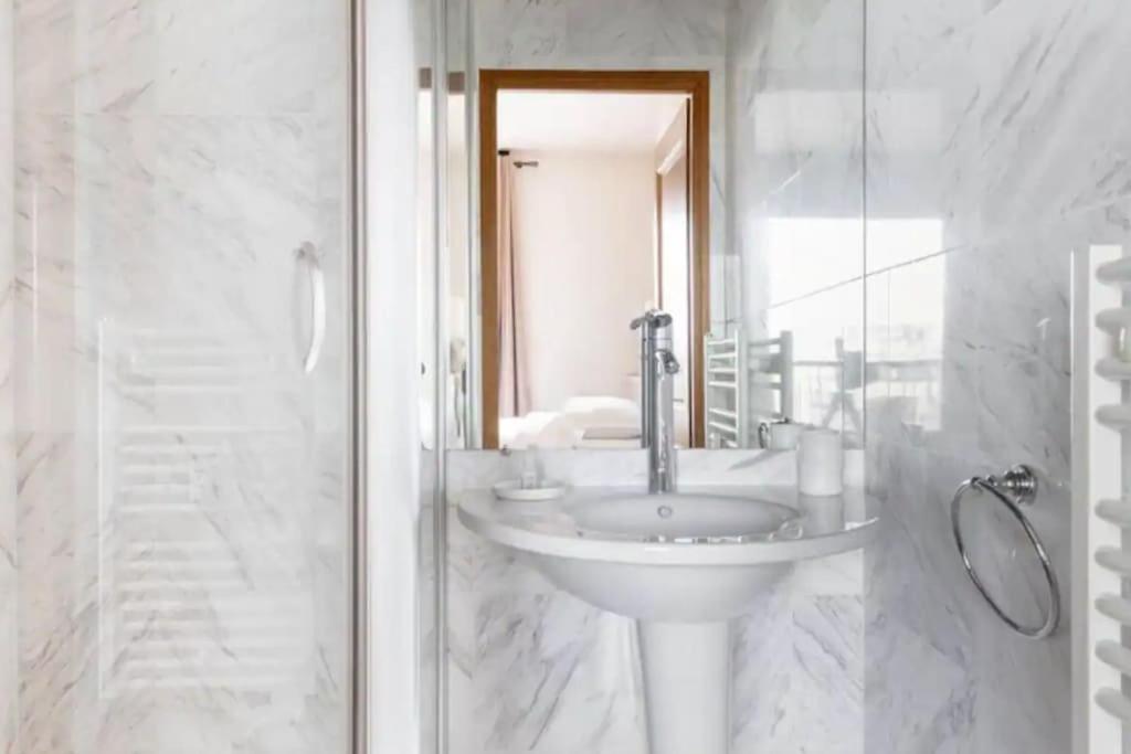 Avenue Montaigne Luxury Apartment 2Br 4P Париж Экстерьер фото
